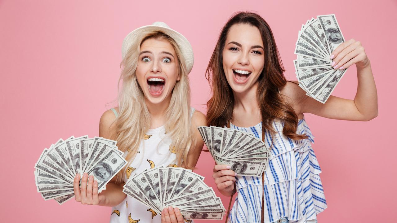 Девушка с деньгами. Девушка с деньгами. Девушка держит деньги в руках. Довольные деньги отзывы. Мужчина с деньгами.
