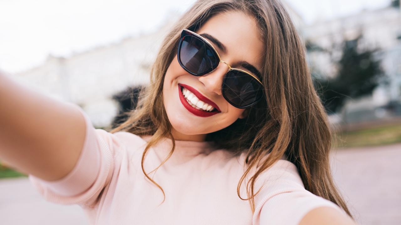 В солнцезащитных очках