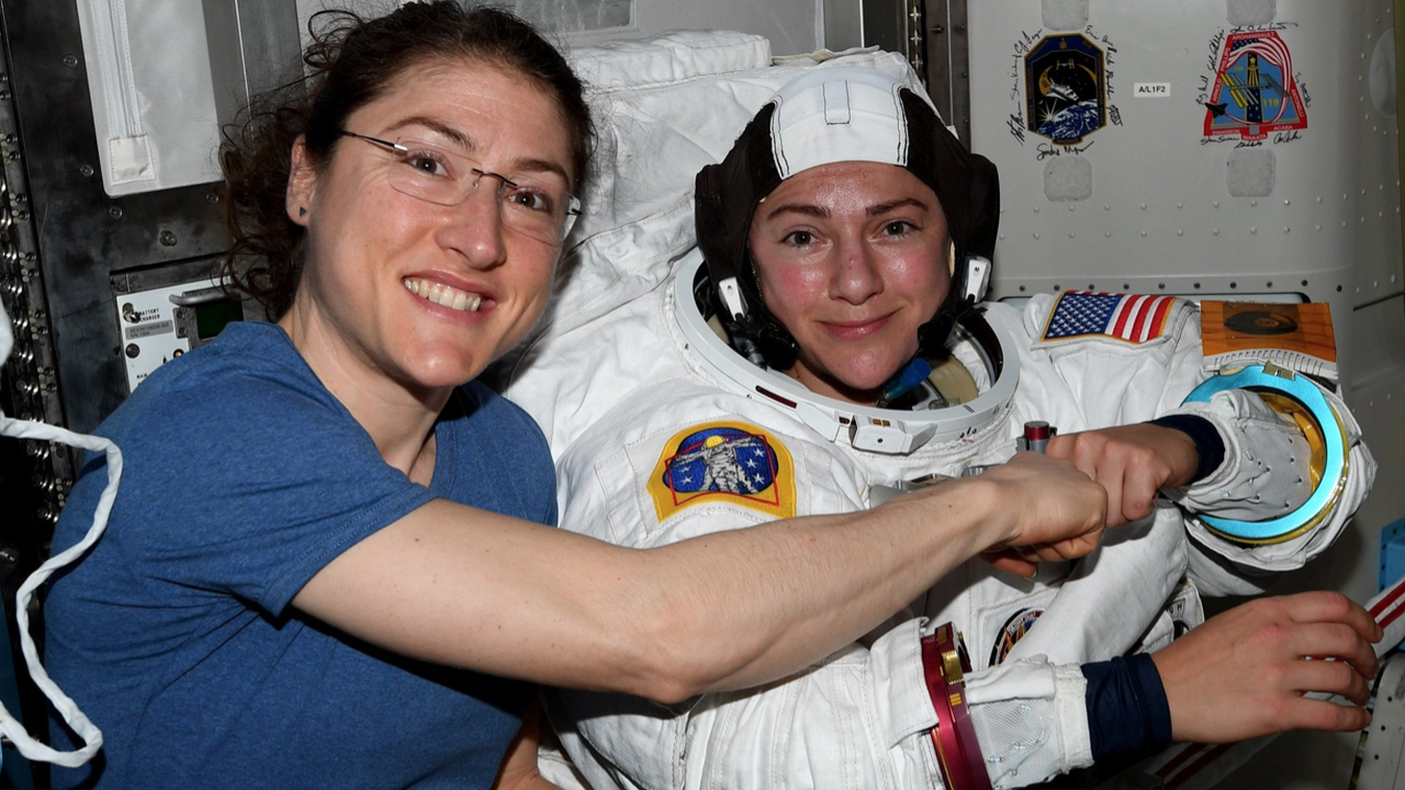 женщина космонавт сгоревшая в космосе. салли райд первая женщина в космосе 1983. женщина космонавт сгоревшая в космосе. женщина космонавт сгоревшая в космосе. джессика меир астронавт селфи.