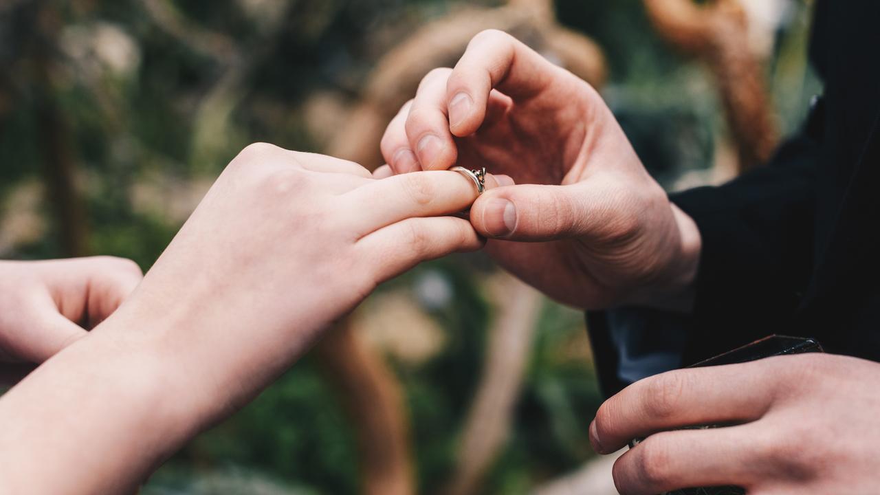 «Похоже, что это компас»: обручальное кольцо с изогнутым камнем вызвало ...