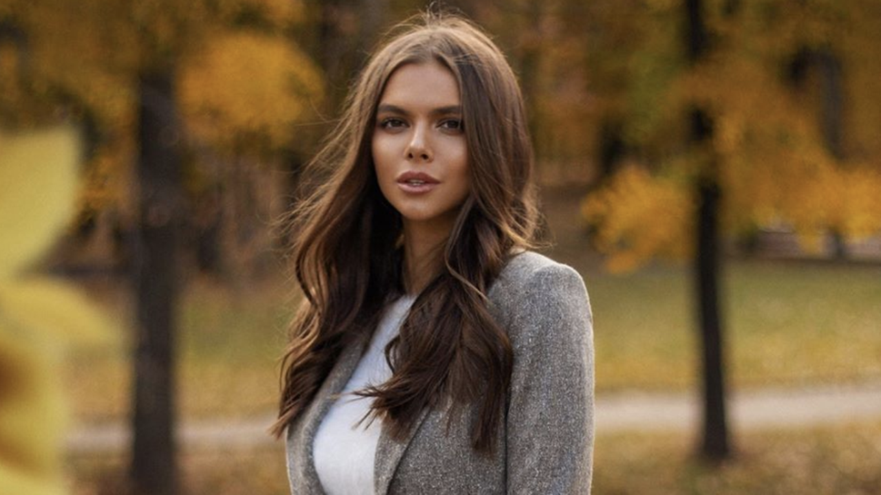 Девушку ее зовут. Кристина пименова 2014. Как ее зовут. Юля годунова 2020. Кара делевинь.