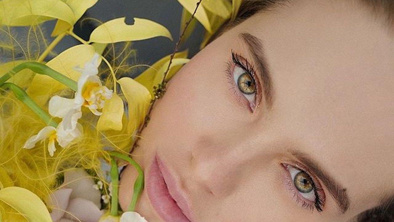 Девушка с желтыми глазами