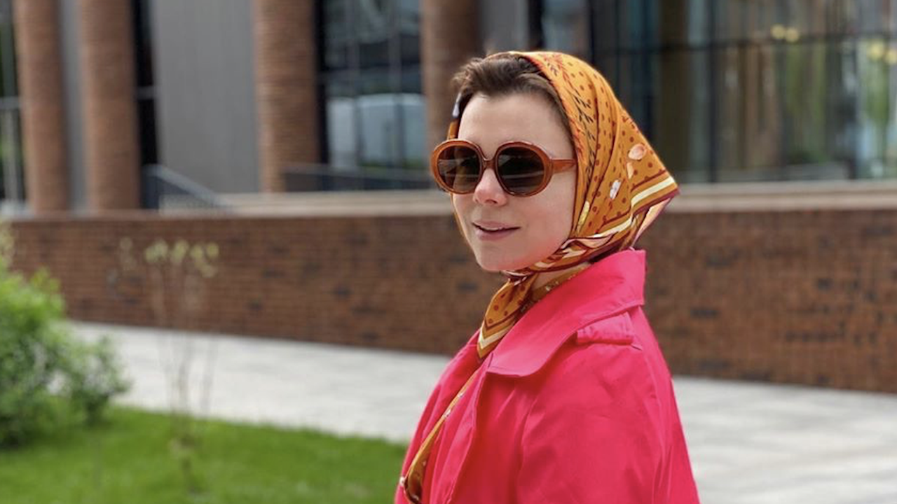 Молодая жена Петросяна показала стильный look в платке и ответила тем ...