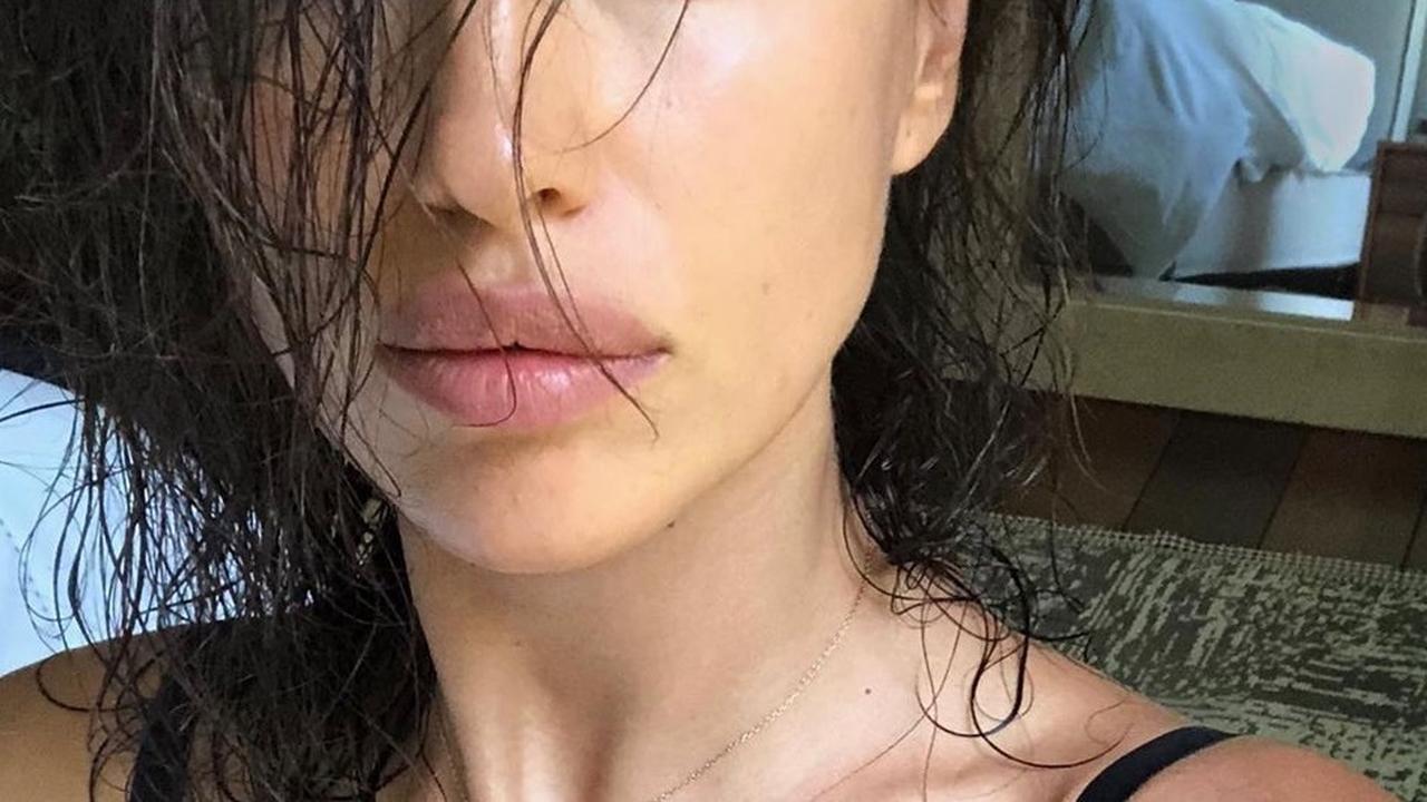 Без макияжа с мокрой головой. Влажные волосы у женщин. Девушка с мокрыми волосами. Без макияжа с мокрой головой. Джиджи хадид прическа мокрые волосы.