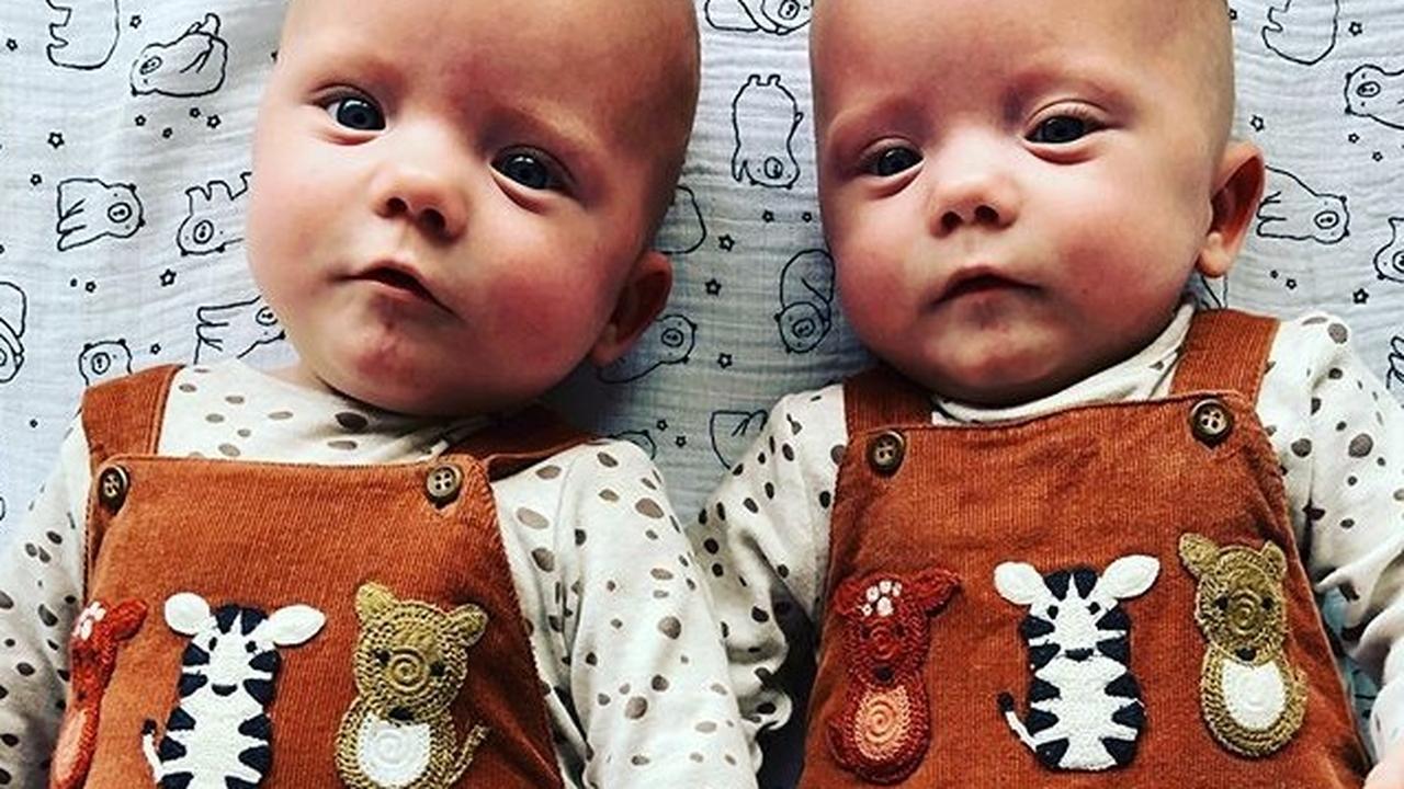 Близнецы с цифрами на голове