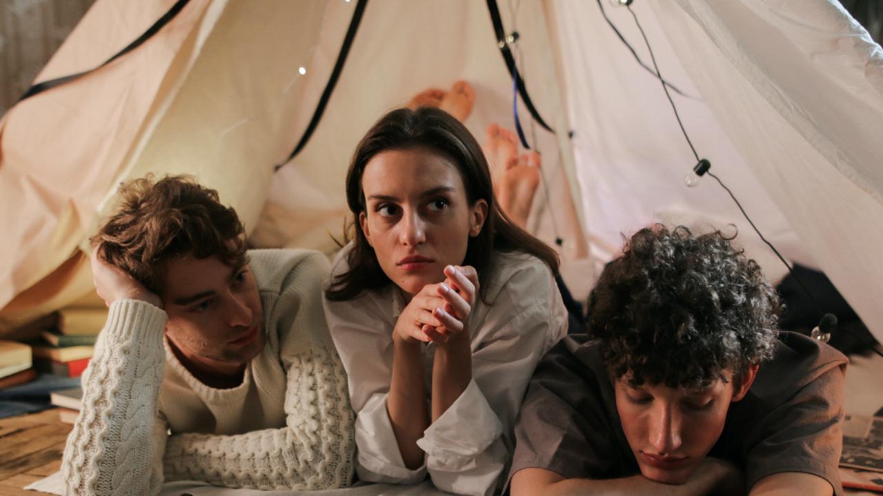 деймон и елена и стефан втроем. где скрывается правда 2005. любовь втроем видео. "любовь втроем", 2011. "любовь втроем", 2011.