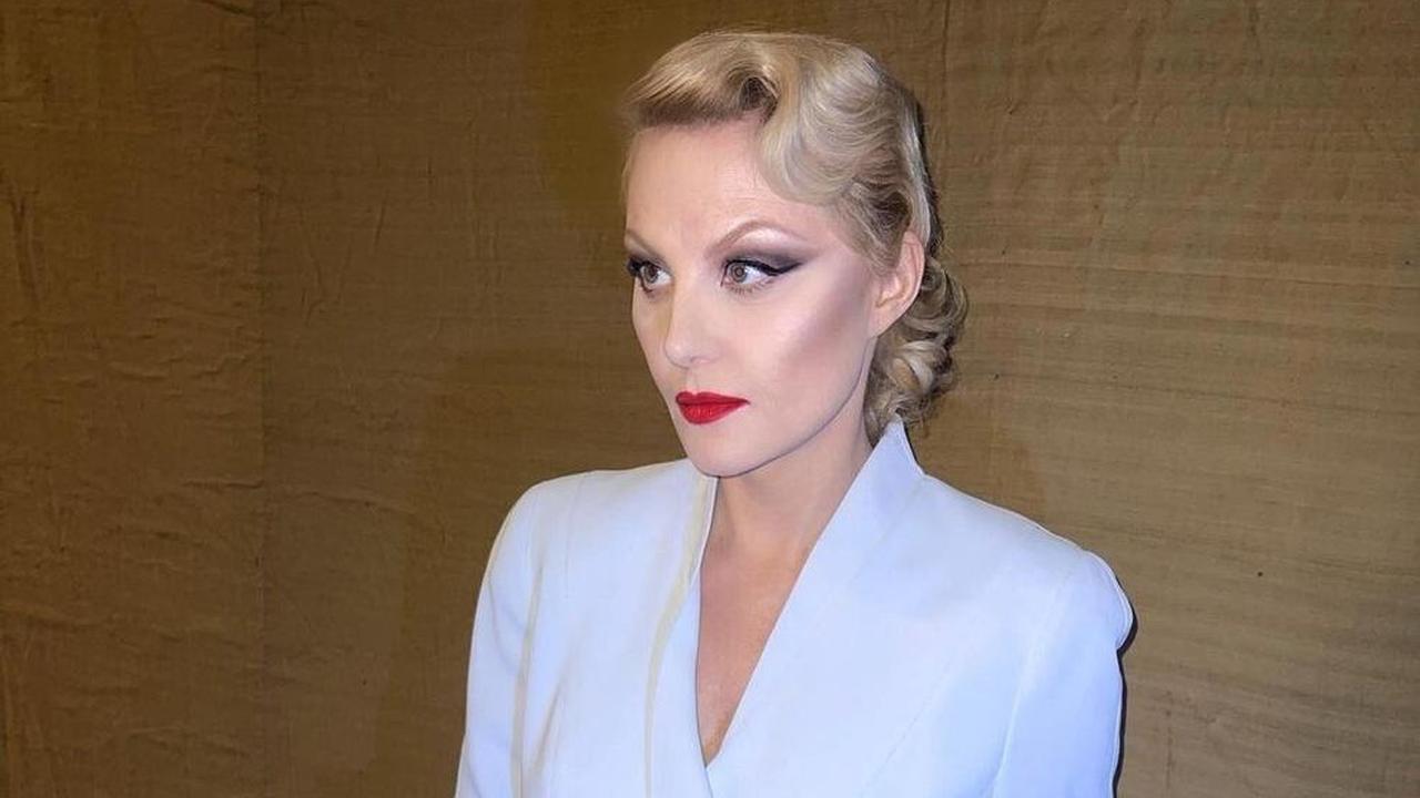 54-летняя Литвинова примерила «литой» корсет из золотого металла | WMJ.ru
