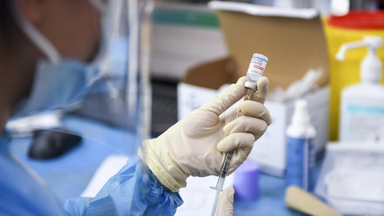 Сколько заболевших среди привитых двумя дозами вакцины от коронавируса