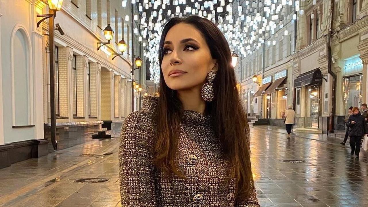 Позолоченные рамы и стеллаж с лепниной: Зара показала интерьер кабинета ...