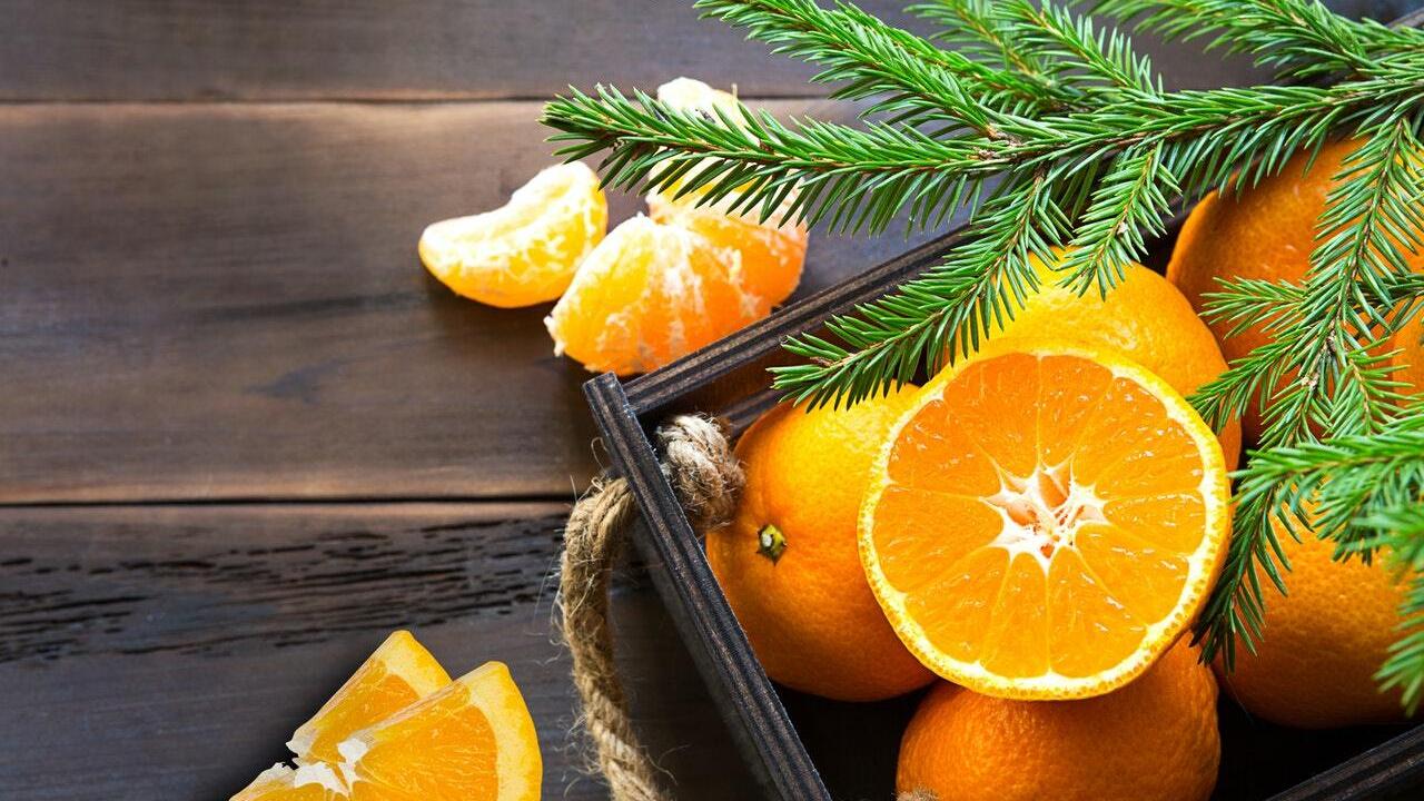 Мандарины на деревянном фоне