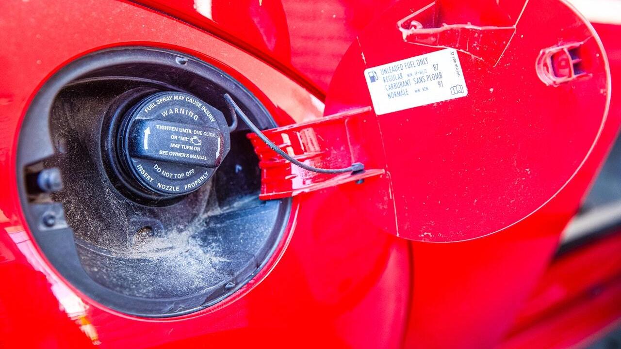 Лючок бензобака замерз зимой? Вот лайфхаки по открыванию | WMJ.ru