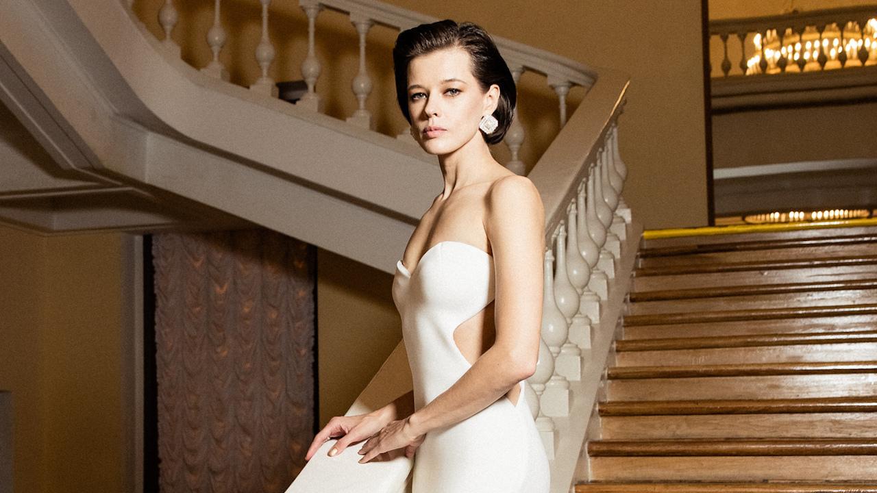 Катерина шпица в белом платье с пояском