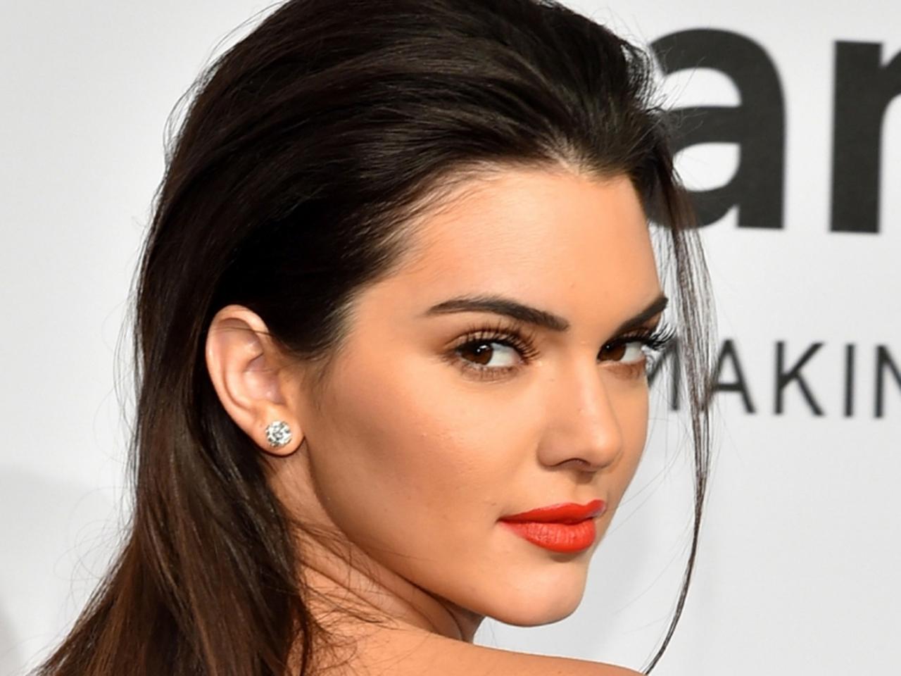 Janaga 2022. Дженнр кендалл дженнер. Массаж лица кендалл дженнер. Kendall jenner в коже. Макияж кендалл дженнер 2022.