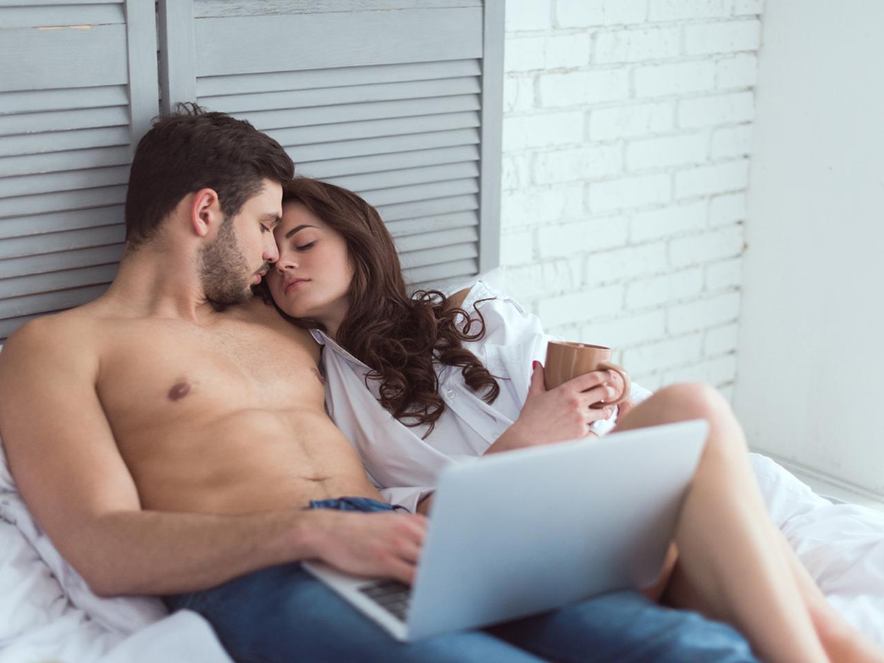 Что делать, если расстраиваешься, когда партнер смотрит порно | WMJ.ru
