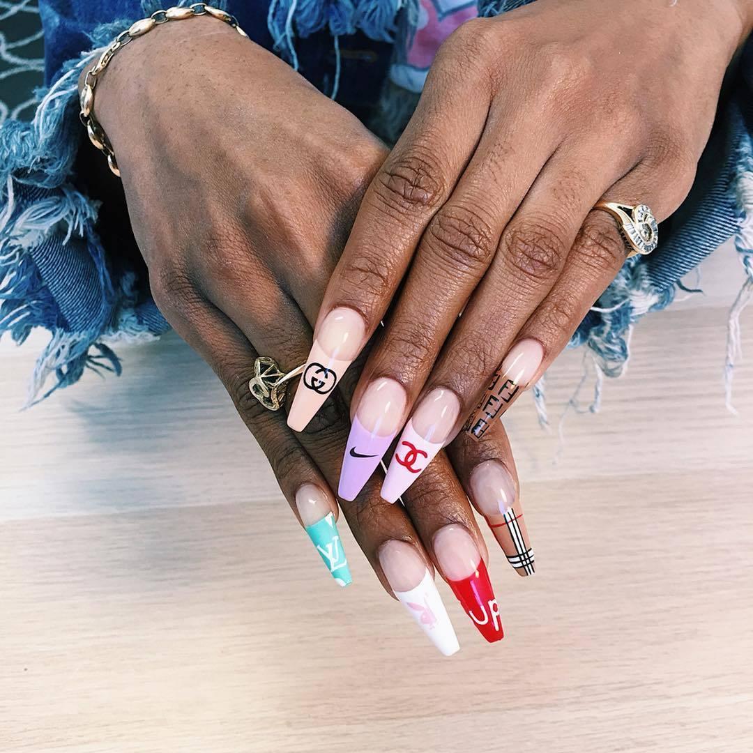 Ногти бренд. Знак коко шанель маникюр. Ногти бренд. Маникюр гуччи на миндаль. Луи витон ногти луи витон ногти.