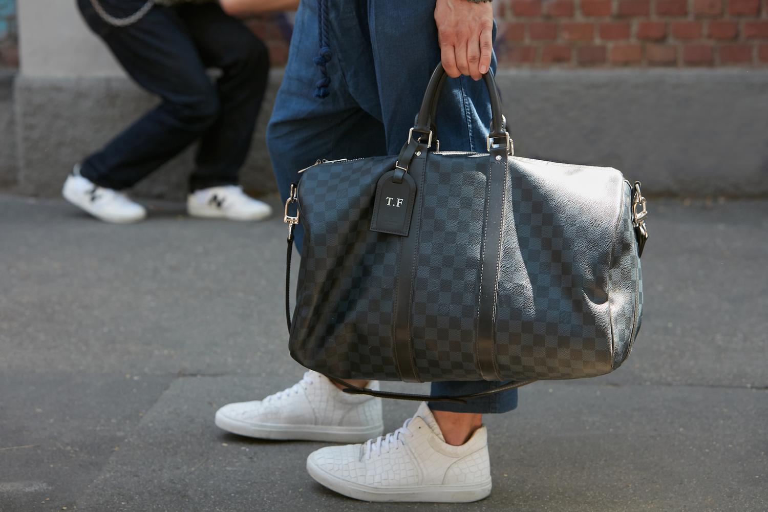 Новая вирусная оптическая иллюзия: какого цвета кроссовки Louis Vuitton —черные или белые?