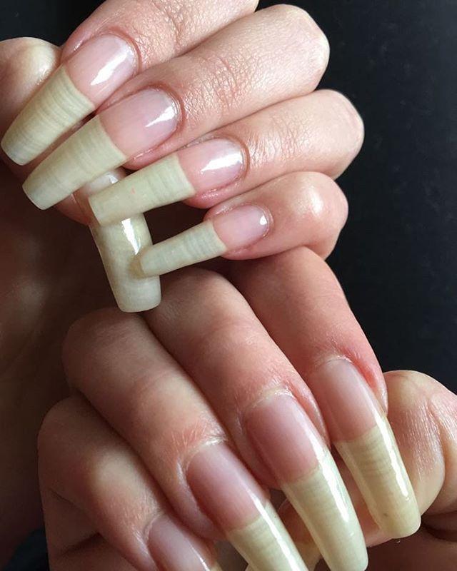 отросшее наращивание ногтей. нарощенные ногти через неделю. накрасить отросшие ногти. отпосшие накрашеные ногии. отслойка нарощенных ногтей.