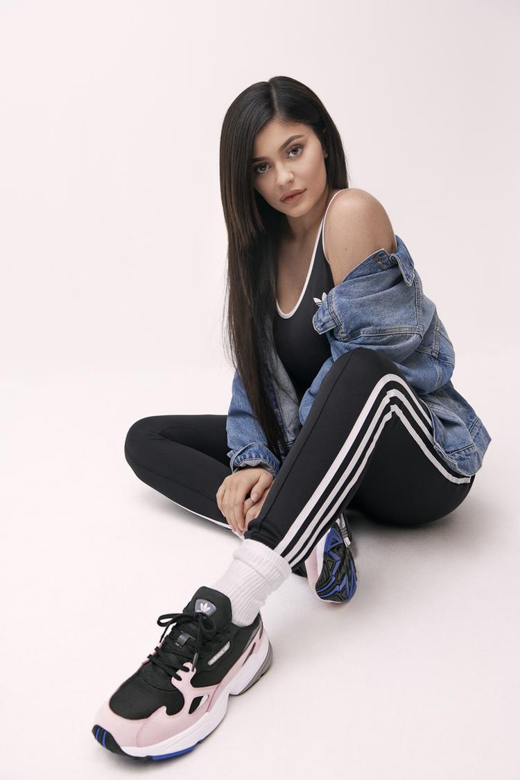 Сменила ориентиры: Кайли Дженнер стала амбассадором Adidas Originals и показала послеродовые формы в лукбуке