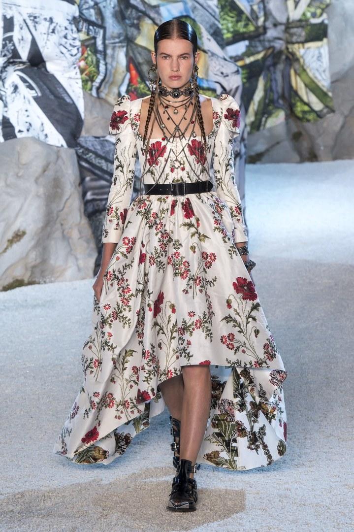Девушки Викторианской эпохи в коллекции Alexander McQueen - L'officiel