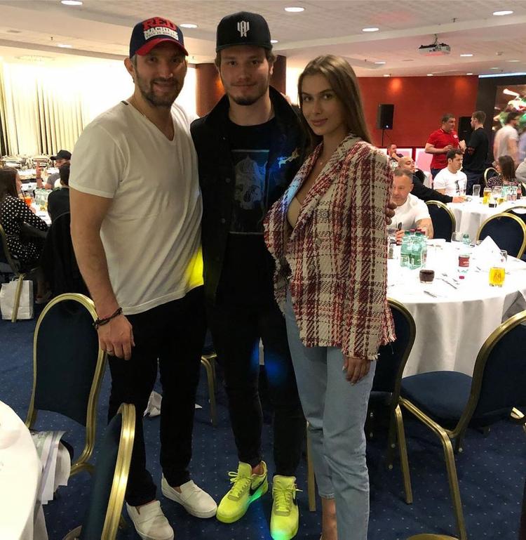 Жесткие тренировки, избранница-модель и котик на поводке: изучаем Instagram  20-летнего российского хоккеиста Михаила Сергачева | WMJ.ru