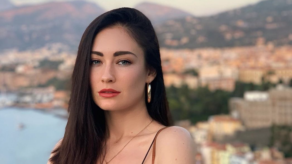 Новая учатница группы "Фабрика" Александра Попова вышла на сцену сразу после опе